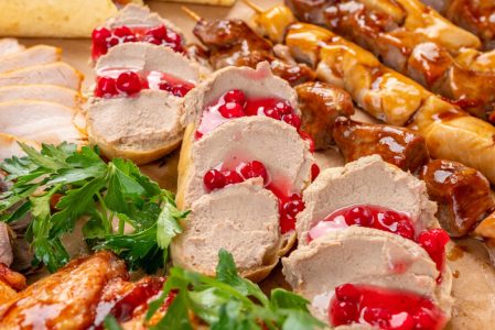На фото мясные закуски